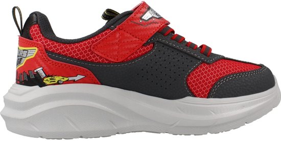 Zijaanzicht van rode en grijze sneaker met "SKECHERS GARAGE" logo en stadsafbeelding. Veters en klittenbandsluiting.