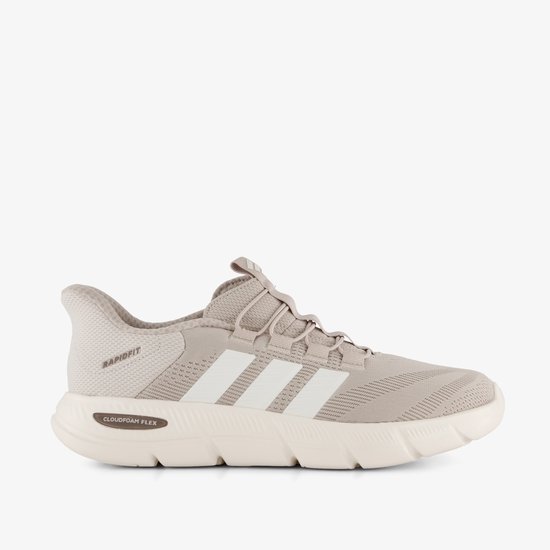 Lichtbeige Adidas sneaker met witte strepen, 'RAPIDFIT' en 'CLOUDFOAM FLEX' logo's.