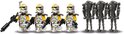 Quatre clones LEGO Star Wars 327th Star Corps avec des armes et trois Battle Droids.