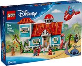 Lego Disney set 43268 Lilo en Stitch Strandhuis met personages, huisje en vliegend voertuig op een strand.