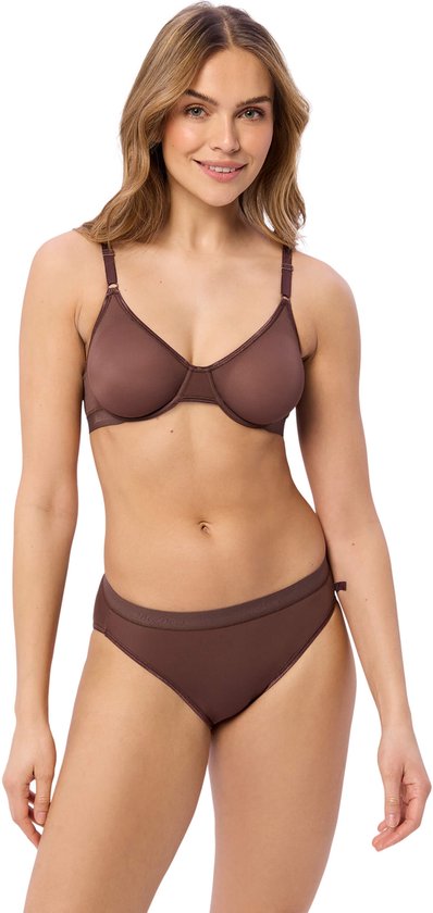 Model in bruine BeeDees beha en slip.