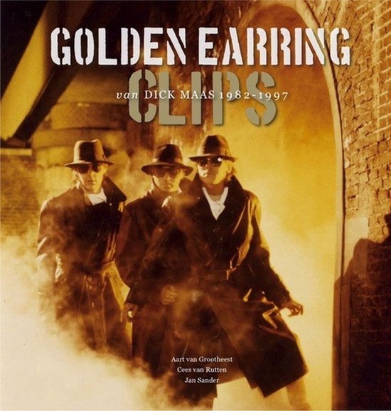 Drie mannen in lange jassen en hoeden staan in de mist. Boven de mannen staat de tekst GOLDEN EARRING CLIPS van DICK MAAS 1982-1997.