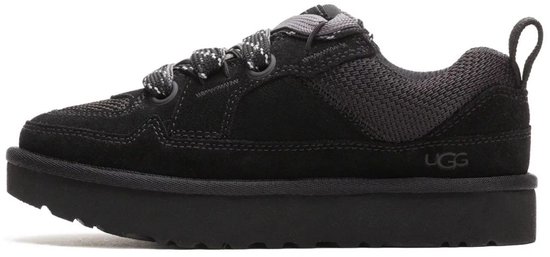 Zijkant van een zwarte UGG sneaker met dikke zool.