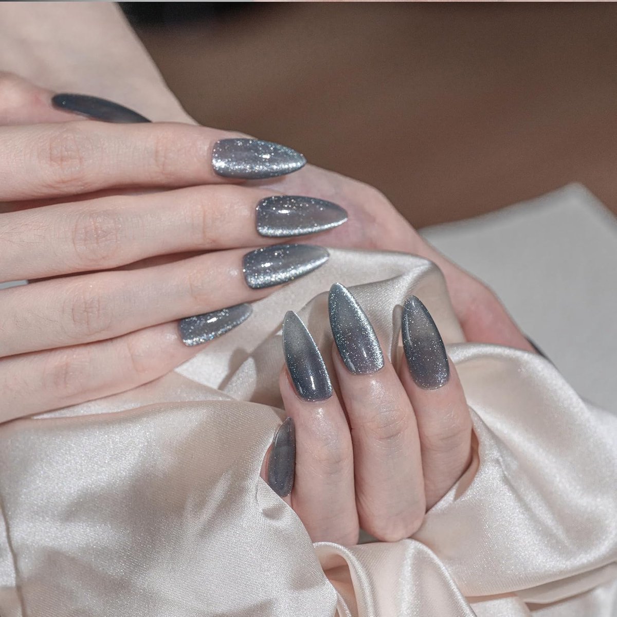 Kunstnagels medium lengte - grijs - minimalistisch design - elegante uitstraling - ShopVlot