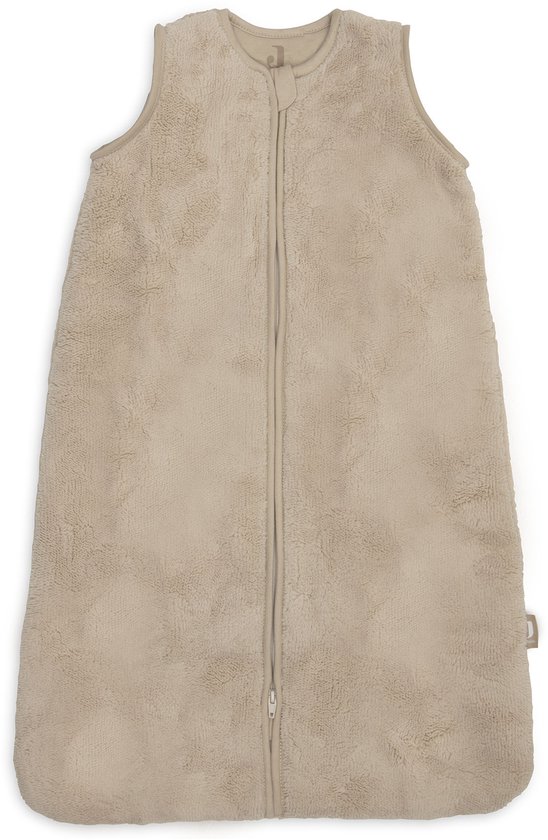 Beige flanellen babyslaapzak zonder mouwen, ritssluiting middenvoor en Jollein logo.