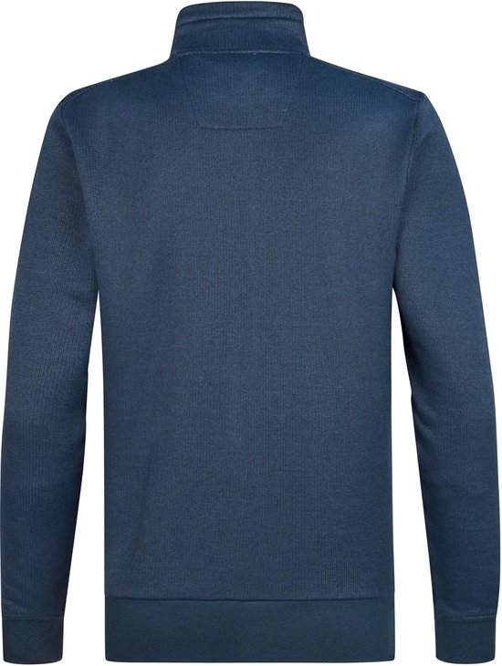 Achterkant van een blauw vest met hoge kraag en geribde zoom en mouwboorden.