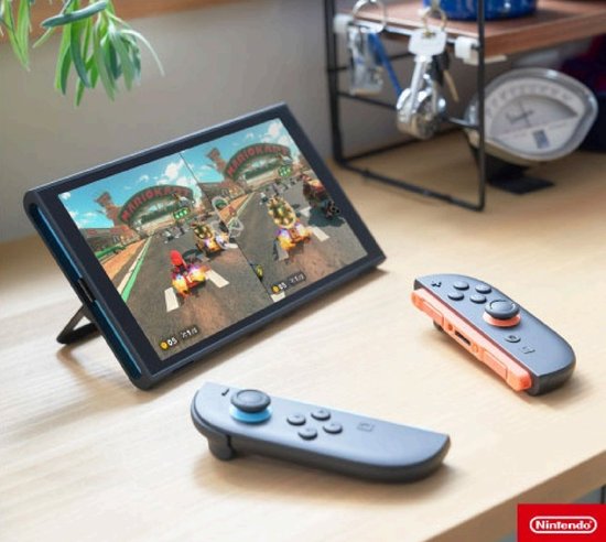 Nintendo Switch console die het spel Mario Kart speelt, met twee Joy-Con controllers ernaast.