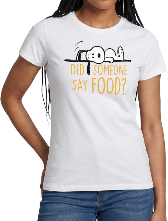 Model draagt een wit dames T-shirt met Snoopy-opdruk en de tekst "DID SOMEONE SAY FOOD?"
