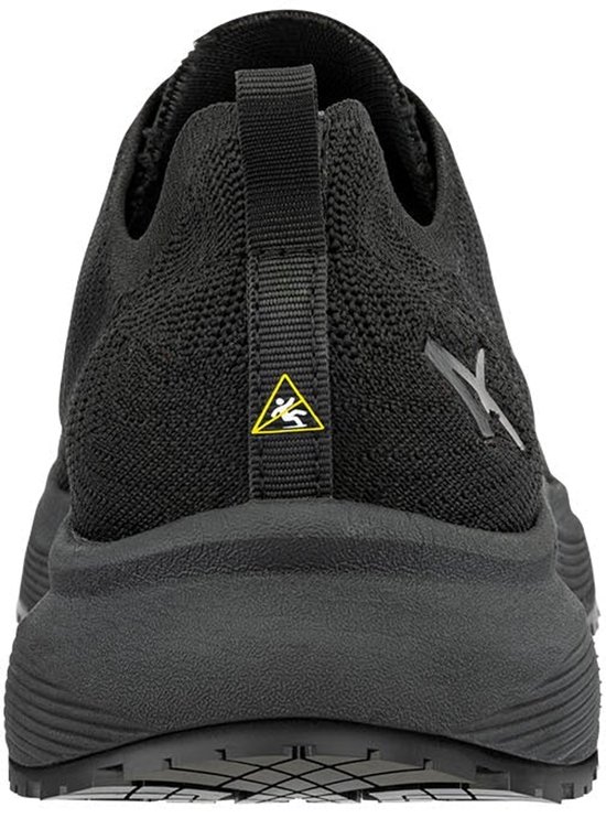 Achterkant van een zwarte gebreide sneaker met 'Grippaz'-logo op de hiel.
