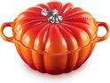 Oranjerode braadpan met deksel, vormgegeven als een pompoen, met zilverkleurige steel.