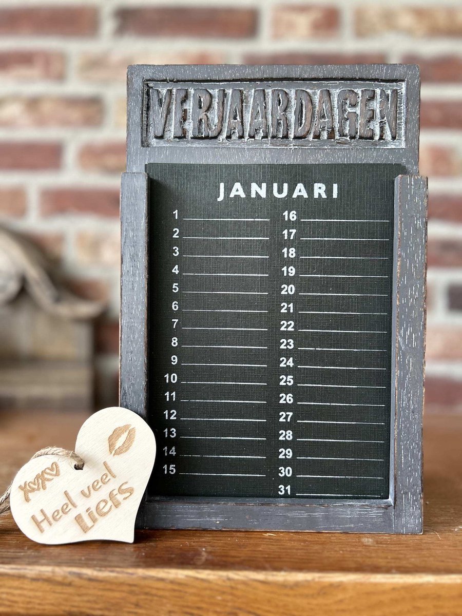 Creaties van hier - verjaardagskalender met houten hartje - verjaardagen - 28x18 cm - Donker grijs - birthday