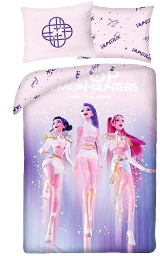 Dekbedovertrek met K-Pop Demon Hunters: drie zangeressen in witte outfits, met sprankelend effect. Ook kussenslopen met logo en sterren.