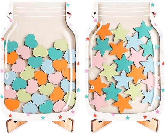 Une forme de tirelire en bois avec des cœurs et une avec des étoiles, toutes deux remplies de formes colorées.