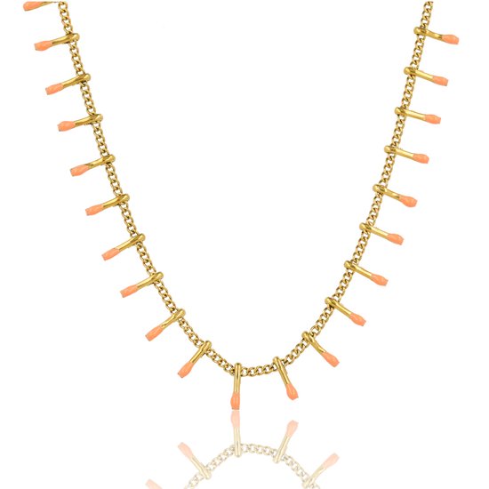 Gouden ketting met een schakelpatroon en vele kleine, oranje staafjes die eraan hangen.
