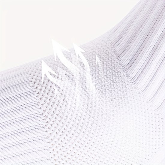 Detail van een witte sportsok met ademende mesh structuur en ventilatiepijlen.