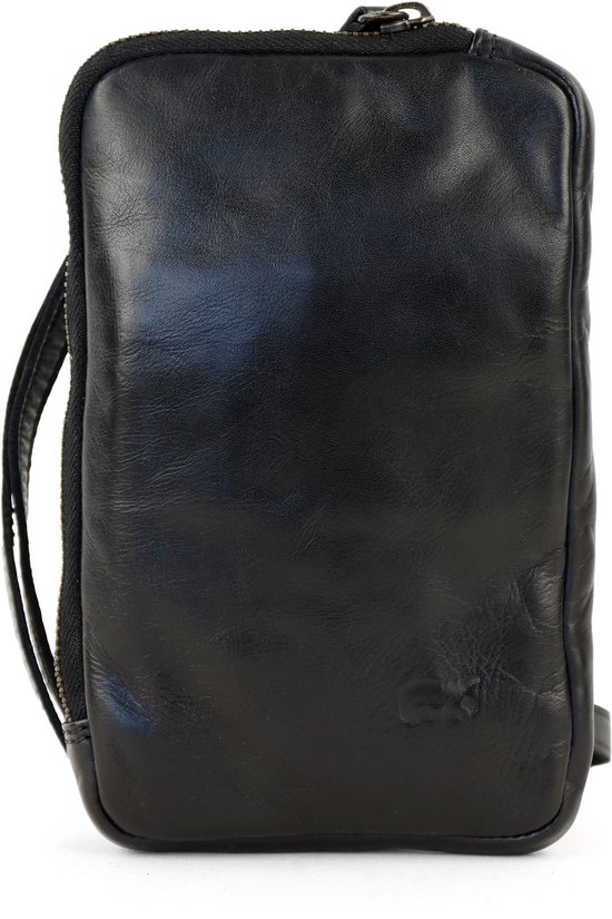 Zwarte leren telefoontas met een klein embossed logo op het voorpand.