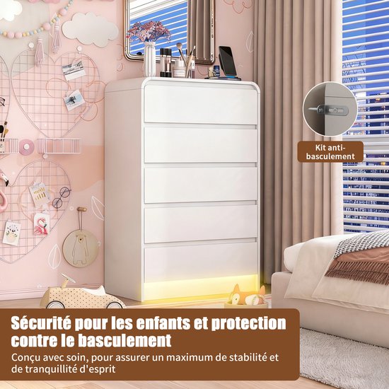 Witte commode met 5 lades, kinderdecoratie op muur, LED-verlichting onderaan.