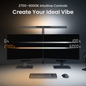 Zwarte bureaulamp boven twee monitoren. Instelbaar van 2700K warm licht tot 6000K koel licht.