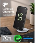 Telefoon in Spigen Liquid Air MagFit hoesje, draadloos opladend via Qi2 gecertificeerde lader.