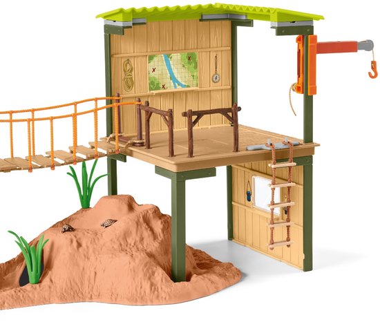 Speelstation met schuine brug, ladder en hijsinstallatie in groen en beige, met houten accenten.