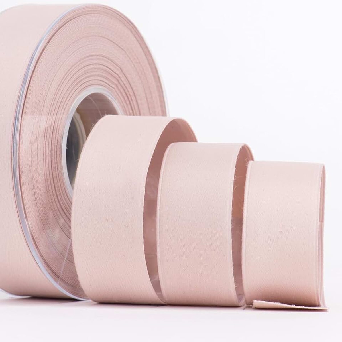 - Dubbel satijn mat 40 mm - Decoratieve band met zacht gevoel - voor gastgeschenken en geschenkverpakkingen - Made in Italy - spoelen 20 meter (oud poeder)