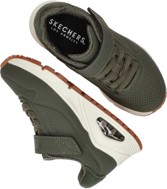 Bovenkant van twee groene Skechers UNO sneakers, met klittenbandsluiting en veters.