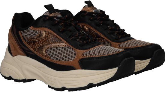 Paar zwarte sneakers met bruine suède en metallic details, van voren bekeken.