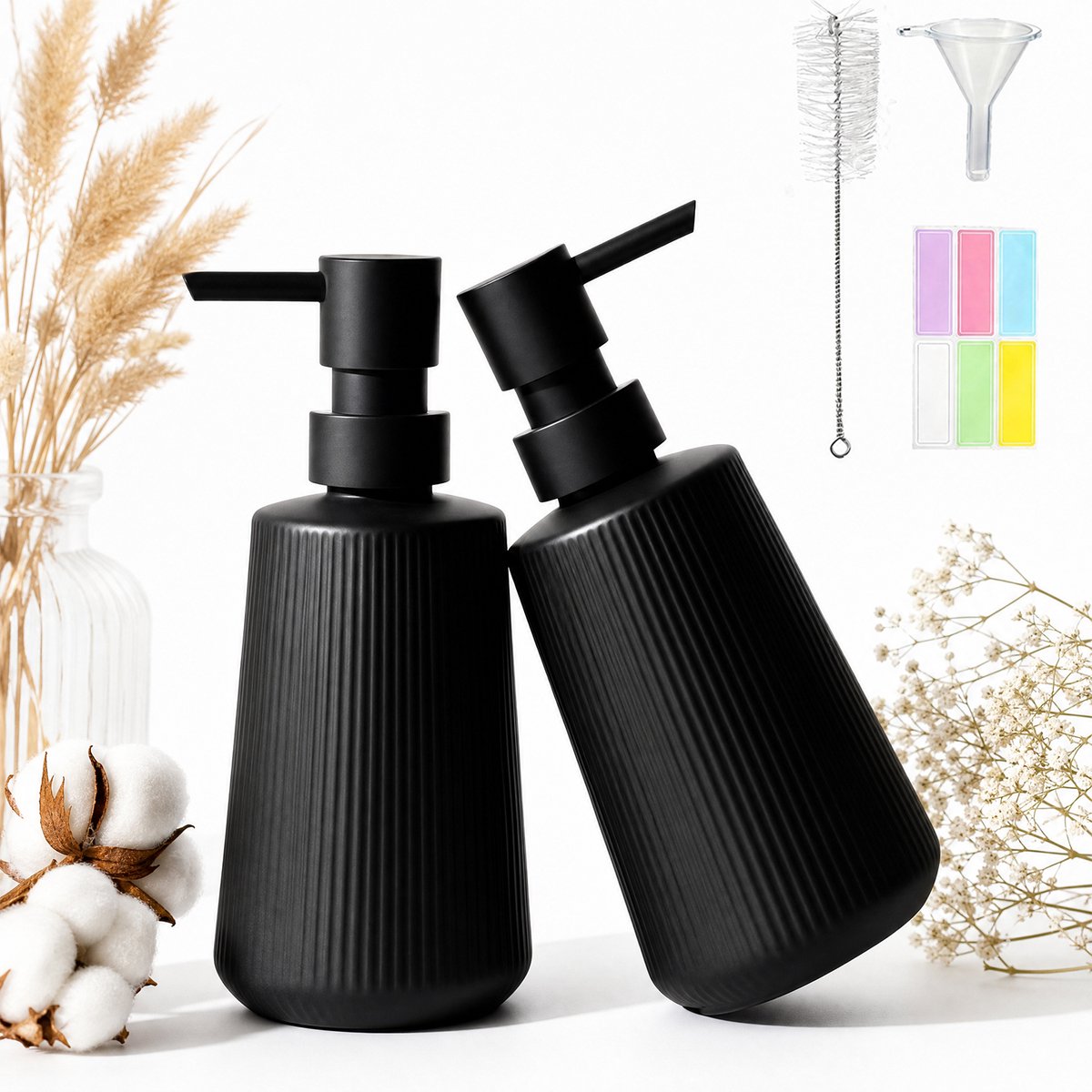 Zeepdispenserset van glas - 2 x 350 ml - zwarte pompflessen met verticale ribbels, reinigingsborstel, trechter en labels voor keuken en badkamer