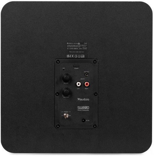 Achterkant van een zwarte Audizio SW80D subwoofer met aansluitingen: LED, Power, Aux Out, Line In, Volume, Low Pass, Phase en DC In.