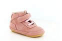 Roze leren sneakers met roze veters en klittenband.