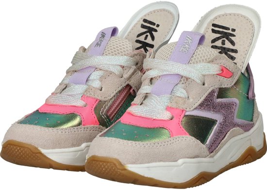 Grijze, roze en paarse sneakers met glitter accenten, veters en 'IKKE' op de tong.