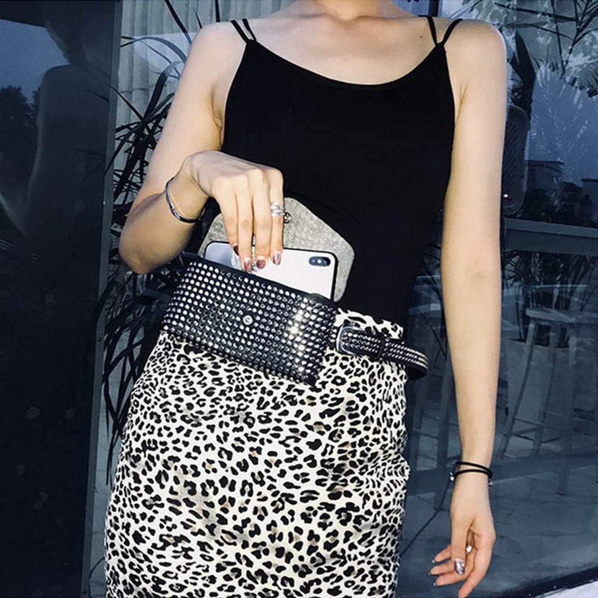 Heuptas met klinknagels voor dames, stijlvol heuptasje met telefoonzakje, punk-riemtas voor vrouwen, crossbody heuptas voor reizen, hardlopen en dagelijks gebruik (zwart)