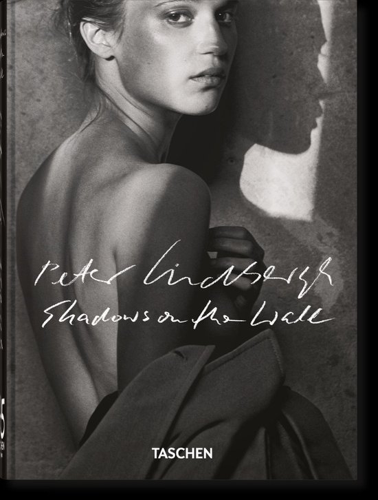 Boek 'Peter Lindbergh: Shadows on the Wall' met op de voorkant een zwart-witfoto van een vrouw tegen een muur, met de tekst 'Peter Lindbergh Shadows on the Wall TASCHEN'.