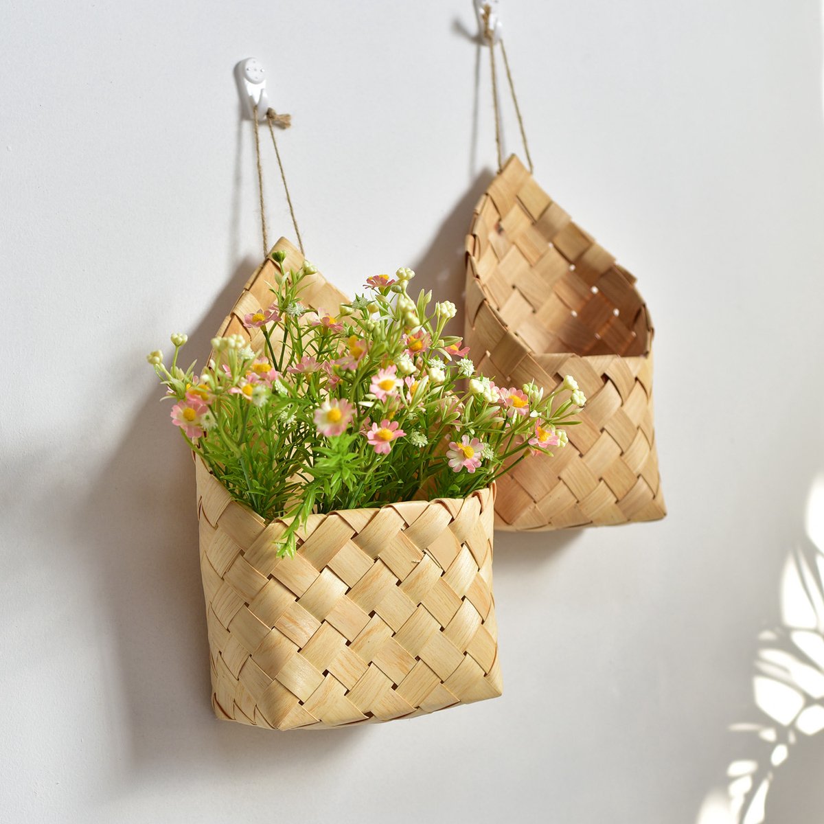 Plantenmand - Plantenmand binnen - Hangende bloemenmand- Wandmand rotan - 2-delige set - Wandmand – Gevlochten Houten Wandmand met Ophangtouw – Decoratieve Plantenmand en Opbergmand