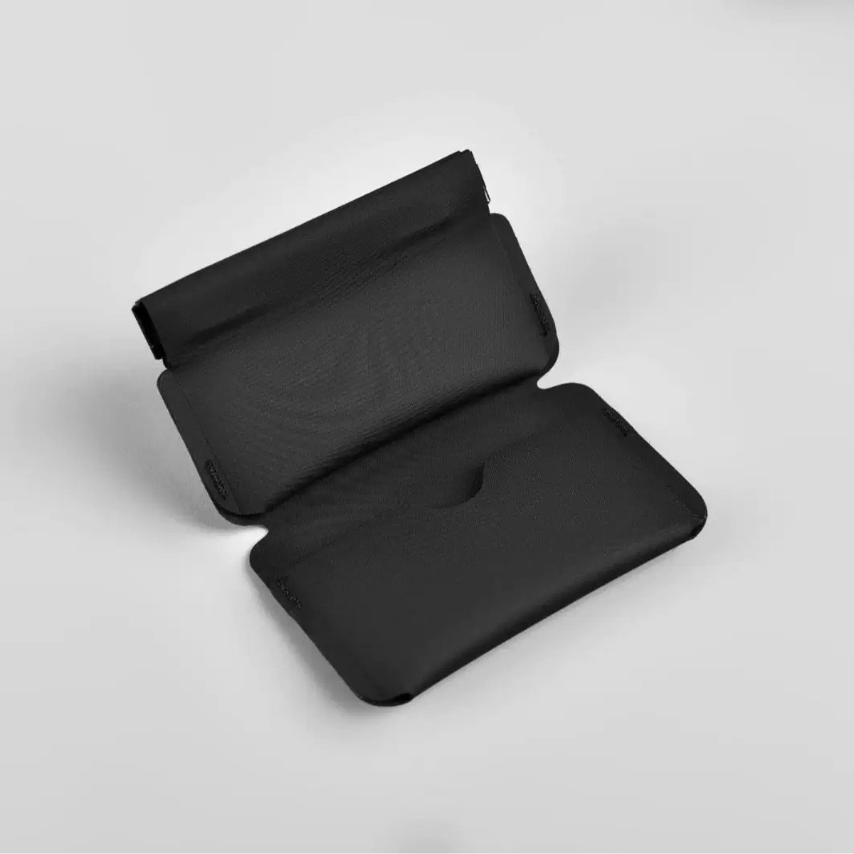 Locus Amicus® Pasjeshouder met RFID & Magnetisch Muntvak - Waterproof & Minimalistische Portemonnee - 6 Pasjes & Cash - Zwart