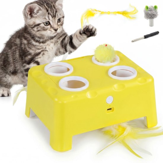 Kitten speelt met een geel interactief kattenspeeltje met veren, in een witte setting.