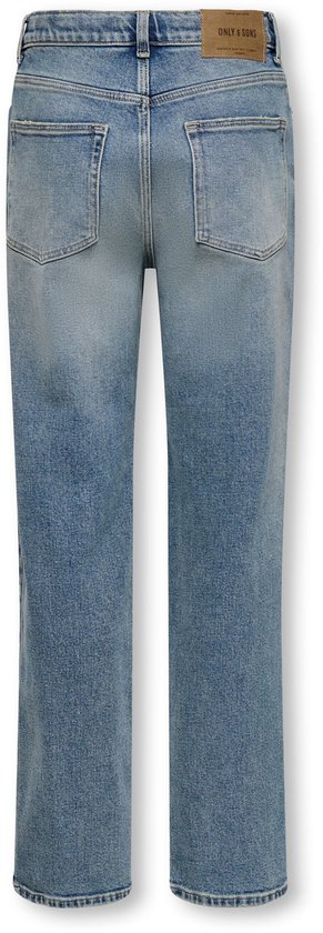 Achterkant van een lichtblauwe jeans met rechte pijpen en een wassing.