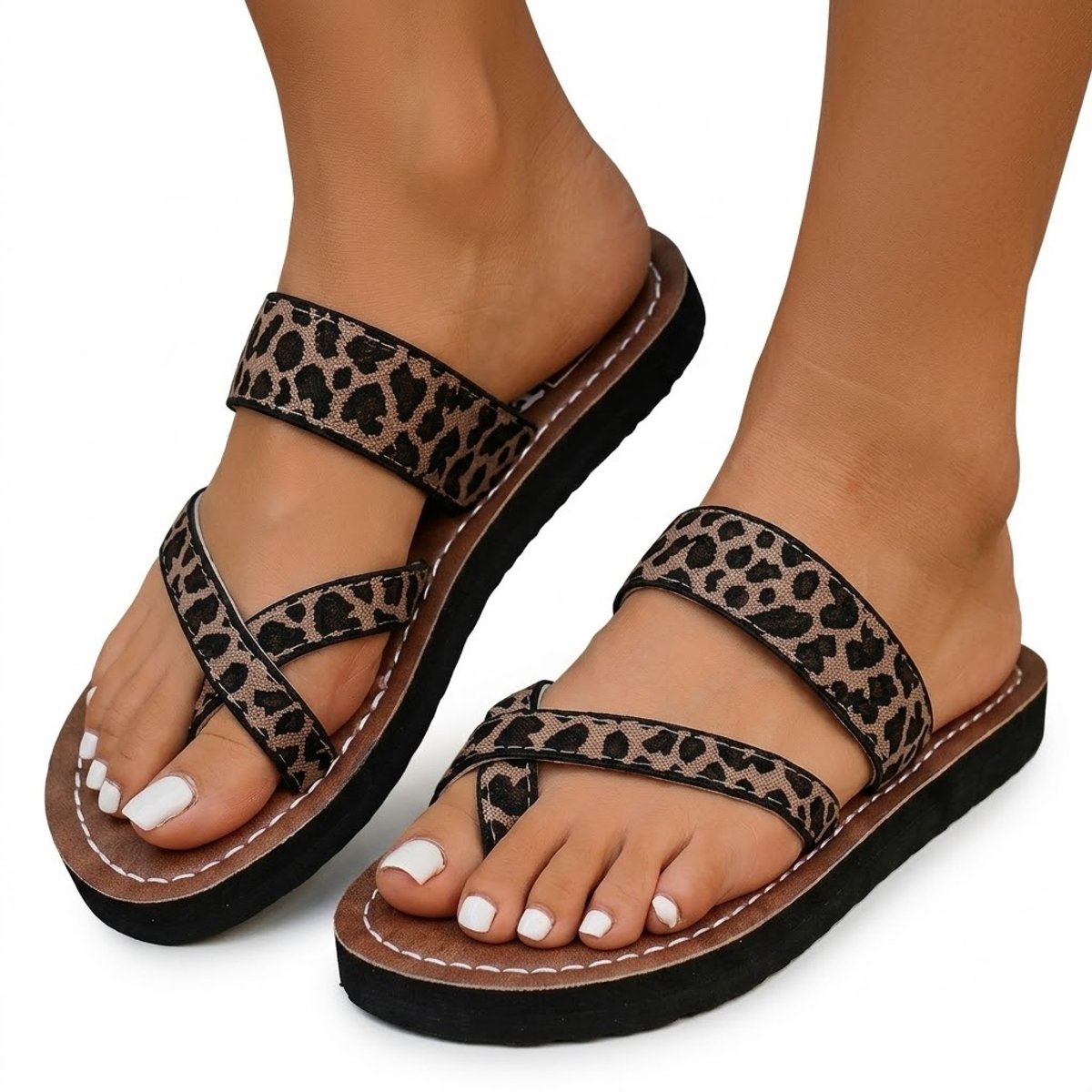 Donkerbruine teenslippers dames met luipaardprint bandjes – platte zomerslippers, open teen, casual strandslippers, imitatie geweven look, maat 37