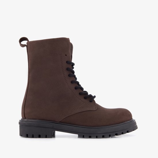 Donkerbruine leren veterboot met zwarte veters en dikke zool