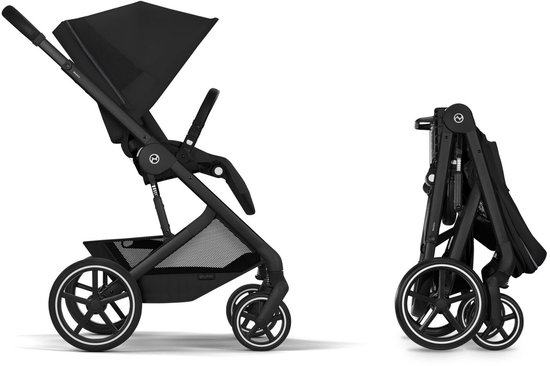 Zwarte kinderwagen met een opgevouwen kinderwagen ernaast.