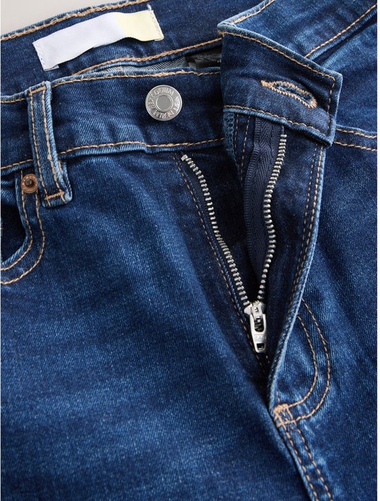 Sluiting van een donkerblauwe jeans met knoop en ritssluiting.