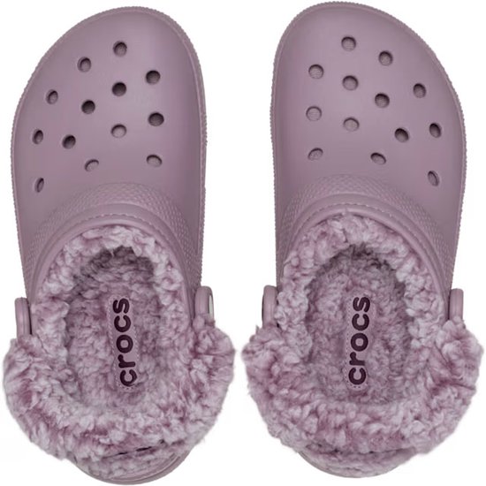 Paarse Crocs klompen met een zachte, lila fleece voering en ventilatiegaten.