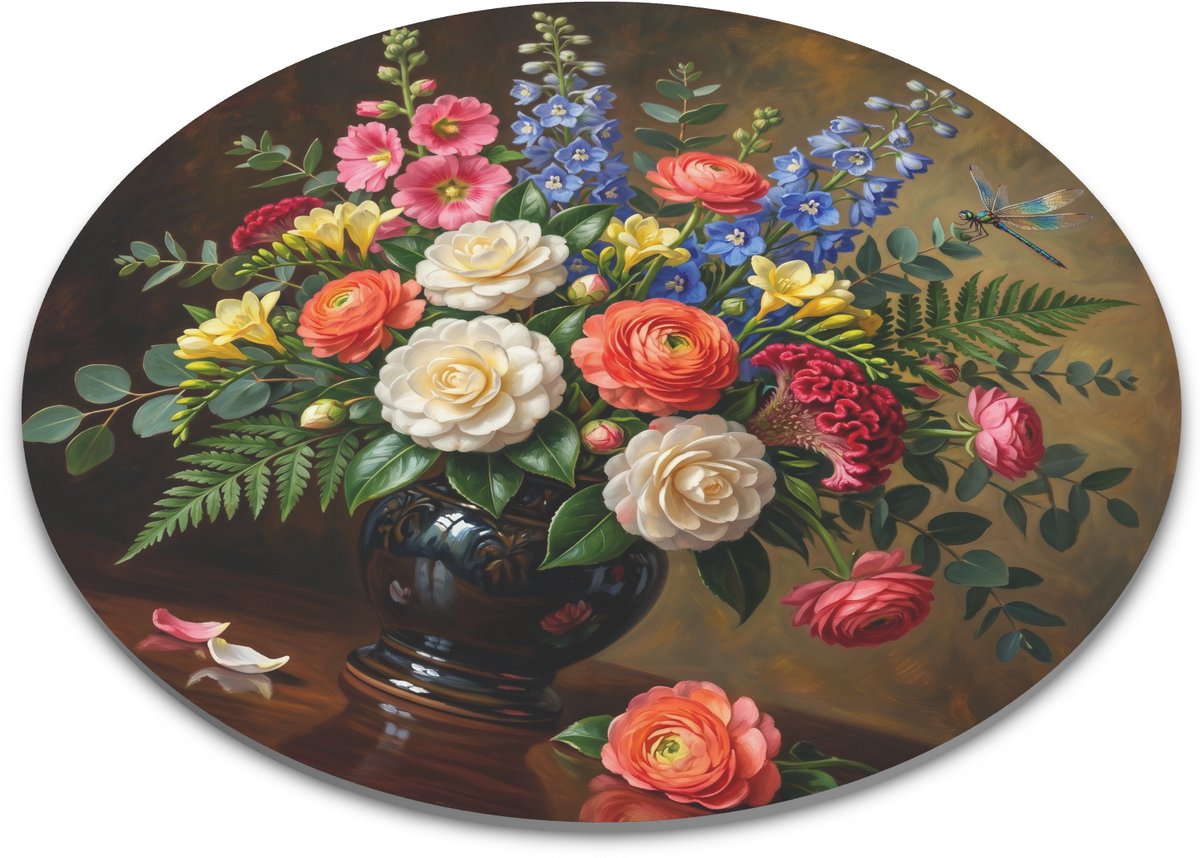 Ronde muismat bloemenstilleven met donkere vaas, camelia’s, ranonkels, ridderspoor, stokrozen, fresia’s, hanenkam en libel – kleurrijke botanische vintage bloemenschildering voor bureau, werkplek en cadeau