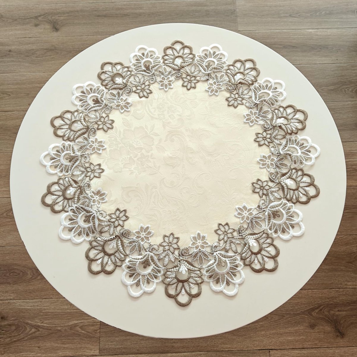 Dailygoods- Tafelkleed rond 60 cm - Beige linnen - Kanten rand - Tafeldecoratie - Eettafel/keuken - Hoogwaardig materiaal - Tafelmat