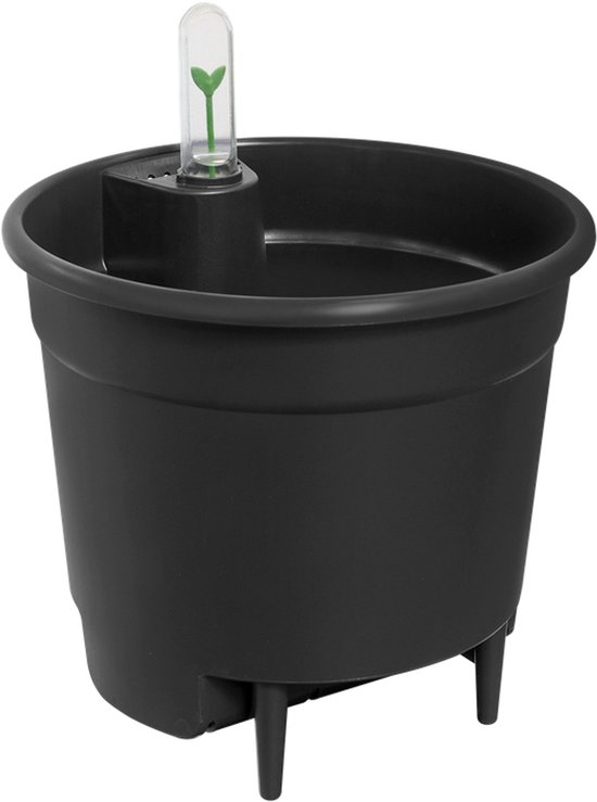Zwarte zelfwaterende pot met plant en watermeter op zwarte achtergrond.