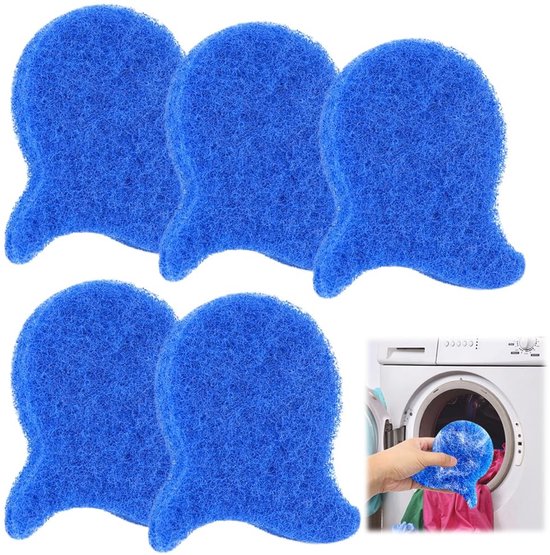 Cinq boules de lavage bleues et pelucheuses dans un emballage. Une boule est montrée près d'une machine à laver.