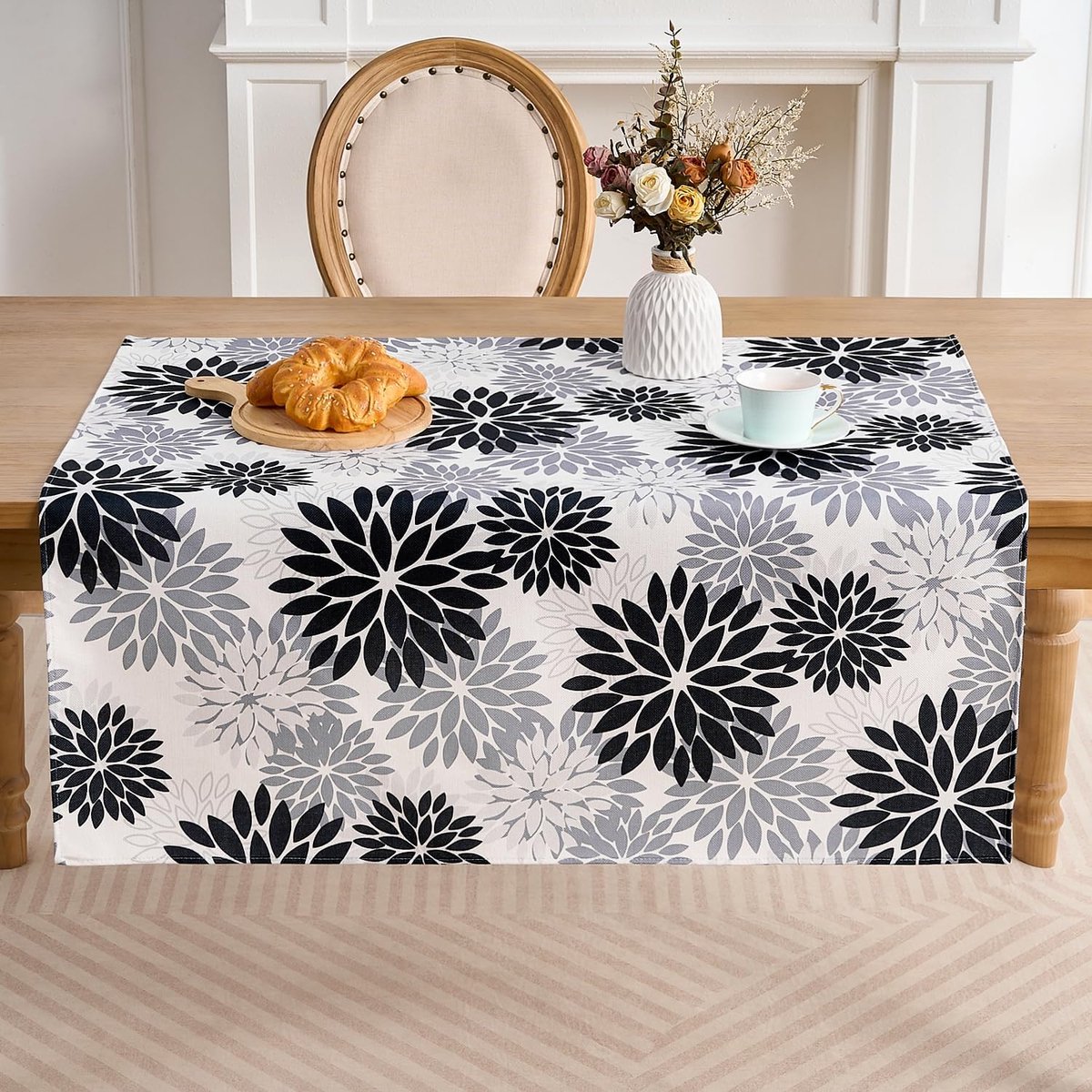 Moderne Tafeloploper Zwart Grijs met Dahlia Patroon - Waterdicht & Vlekbestendig - 85x85 cm