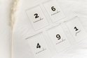 Baby mijlpaalkaarten met getallen en de tekst '2 maanden', '6 maanden', '4 maanden', '9 maanden', '1 jaar'.
