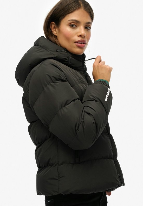 Model met zwarte Superdry pufferjas met capuchon.