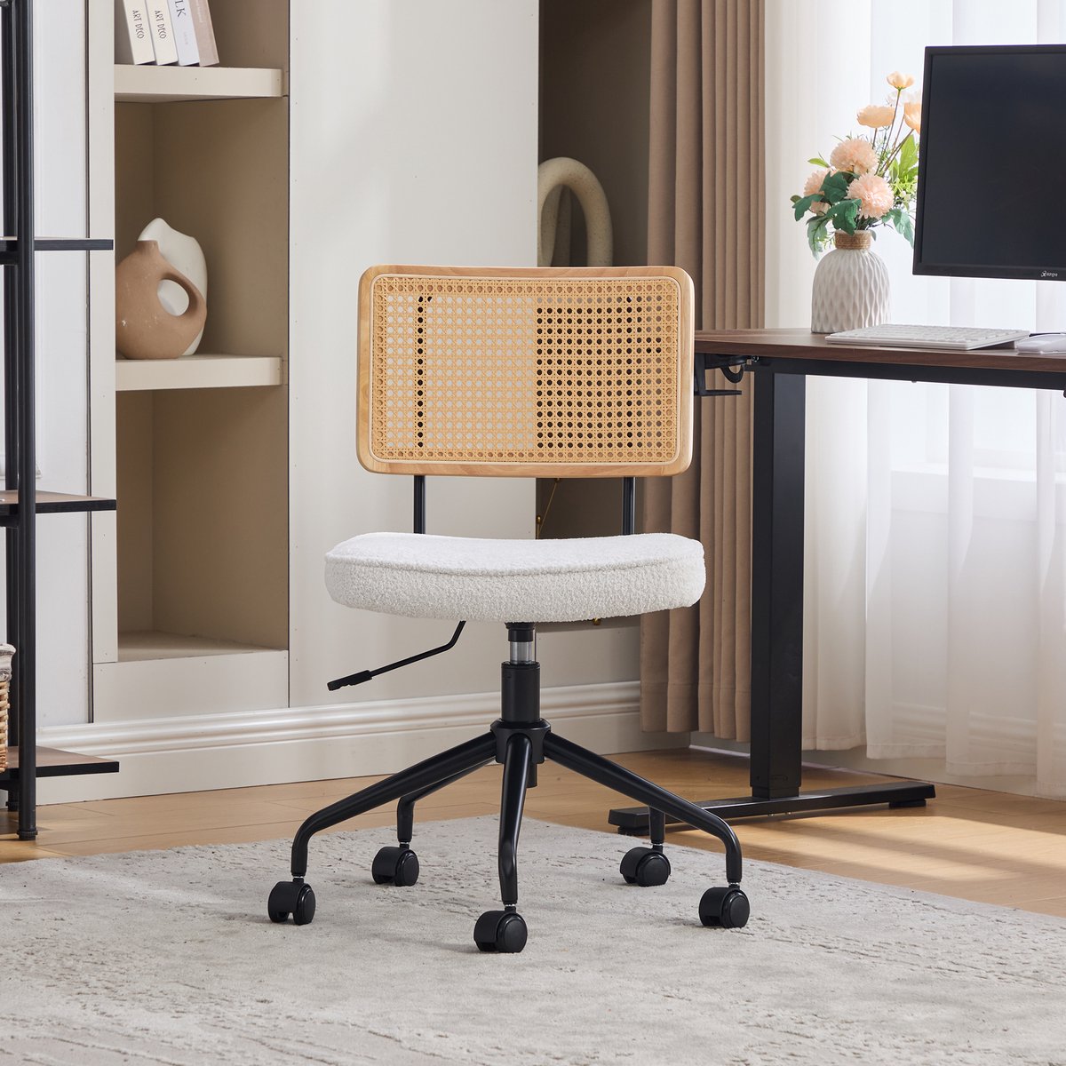 MEUNIQ bureaustoel met wielen en draaifunctie, in hoogte verstelbaar, rotan rugleuning, chenille zitting en houten frame, voor thuiskantoor, studeerkamer of woonkamer, crème
